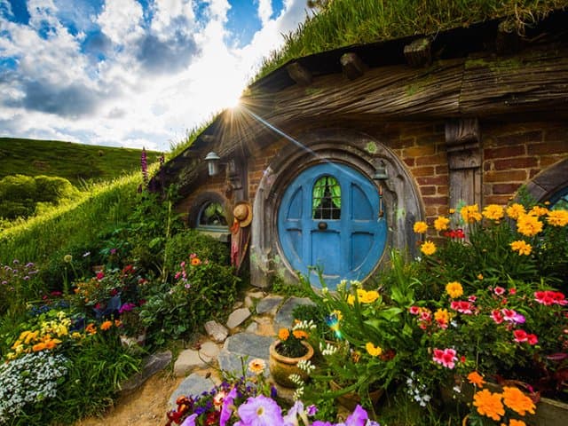 Hobbiton & Waitomo Caves Small Group Tour from Auckland including Lunch